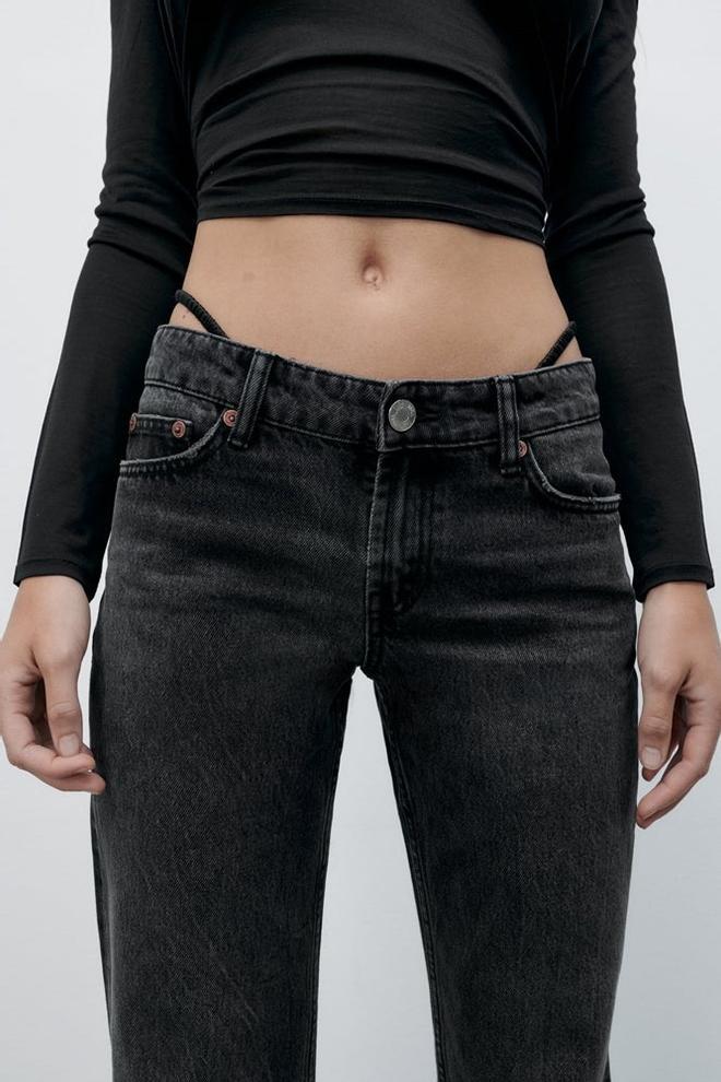 Pantalón de tiro bajo de Zara con tira de tanga por encima