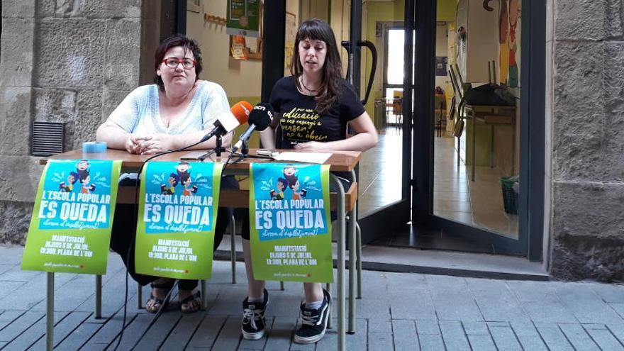 Encarna Martínez (esquerra) i Nora Miralles, davant l&#039;escola popular del carrer Sobrerroca