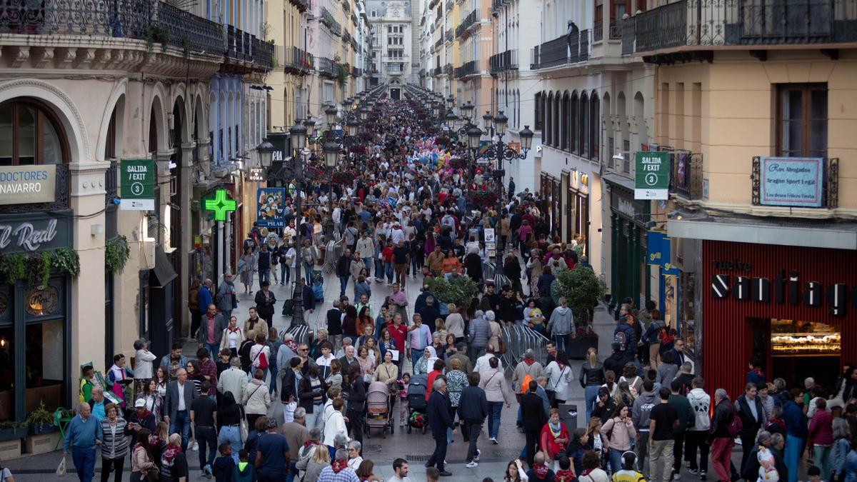 La calle Alfonso, ayer, con mucha gente pero sin artistas callejeros.