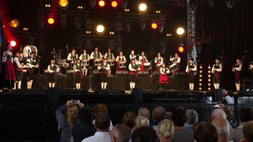 Actuación de la Banda de Gaitas de Villaviciosa en el Festival de Lorient.