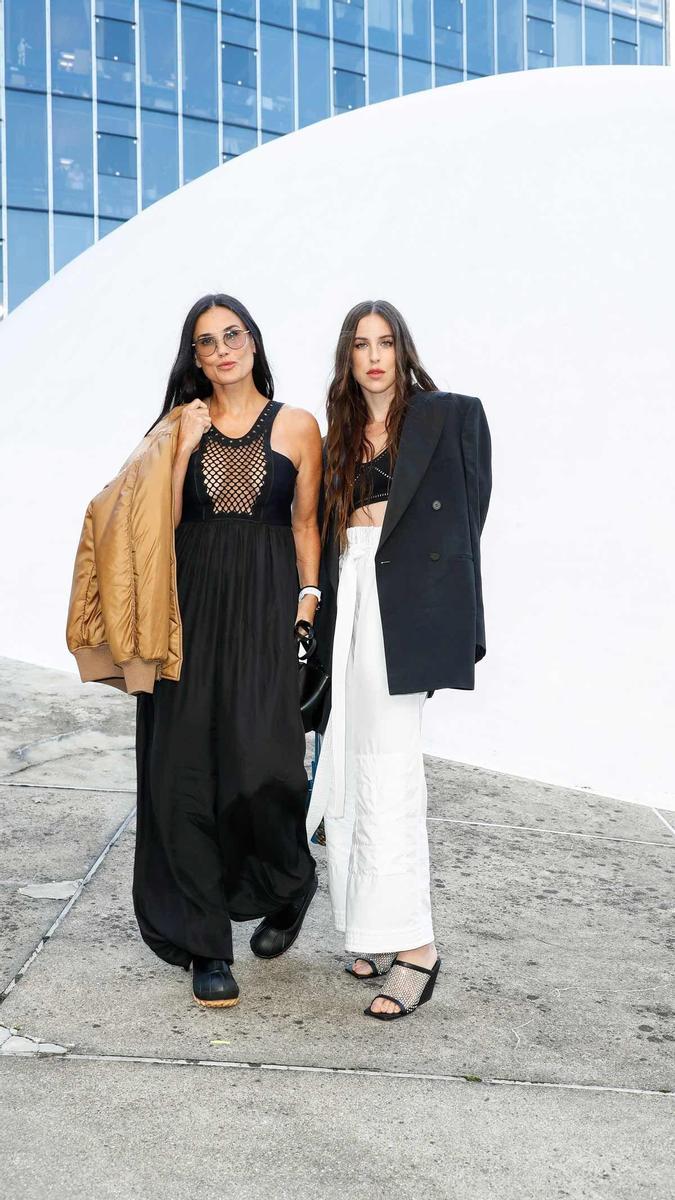 Demi Moore y Scout Willis, con looks de Stella McCartney en blanco y negro