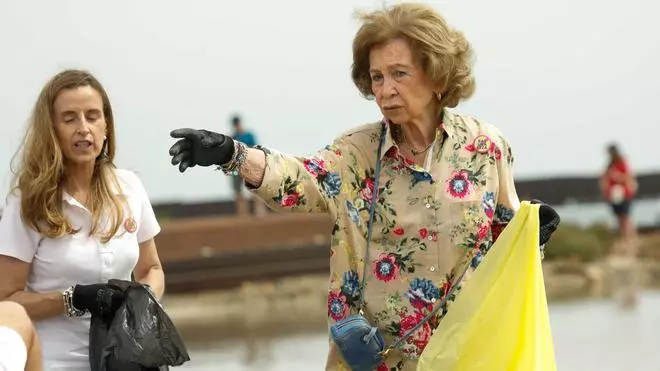 La reina Sofía recoge basura en el arenal de La Manga