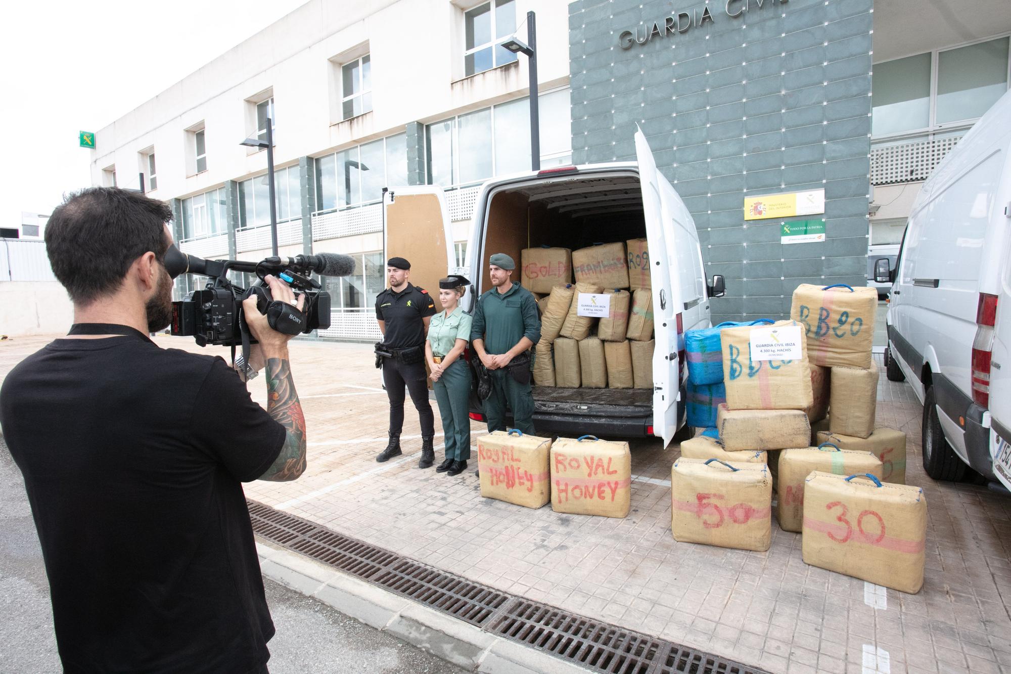 Incautados 4.300 kilos de hachís en un vehículo que circulaba por Ibiza