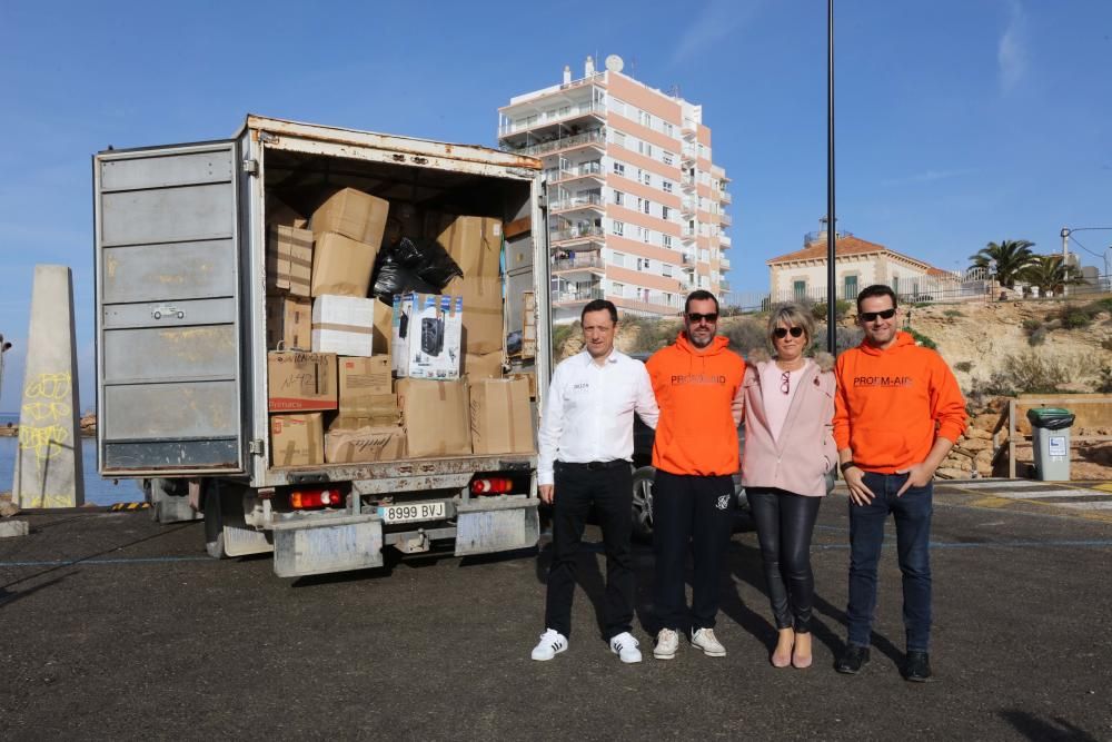 Un camión con calzado recogido en Ibiza para refugiados parte hacia la isla griega