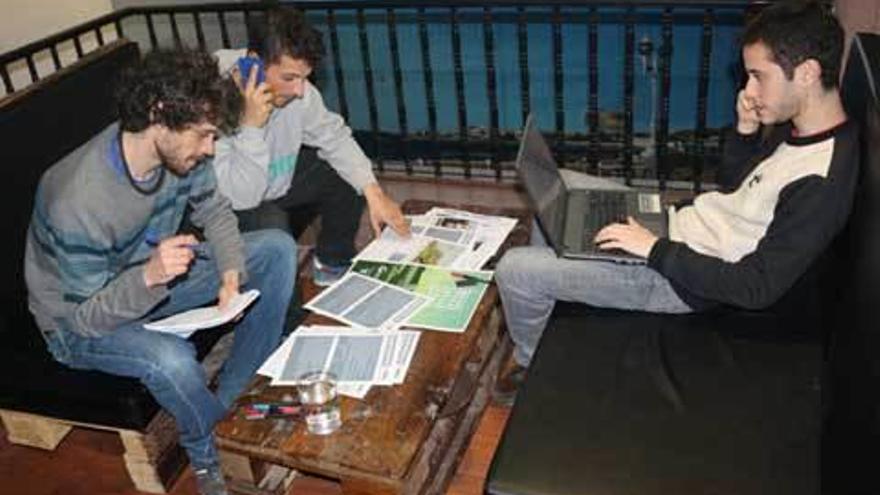 Socios del Cannabis Interior Social Club (Cisca), en su sede de Gijón.