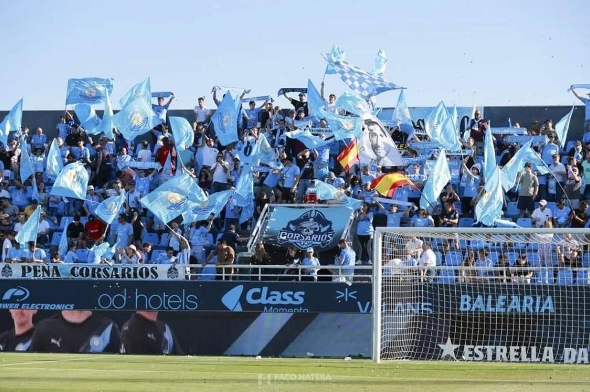 La Peña Corsarios anima durante un partido de la UD IbIza en el Palladium Can Misses