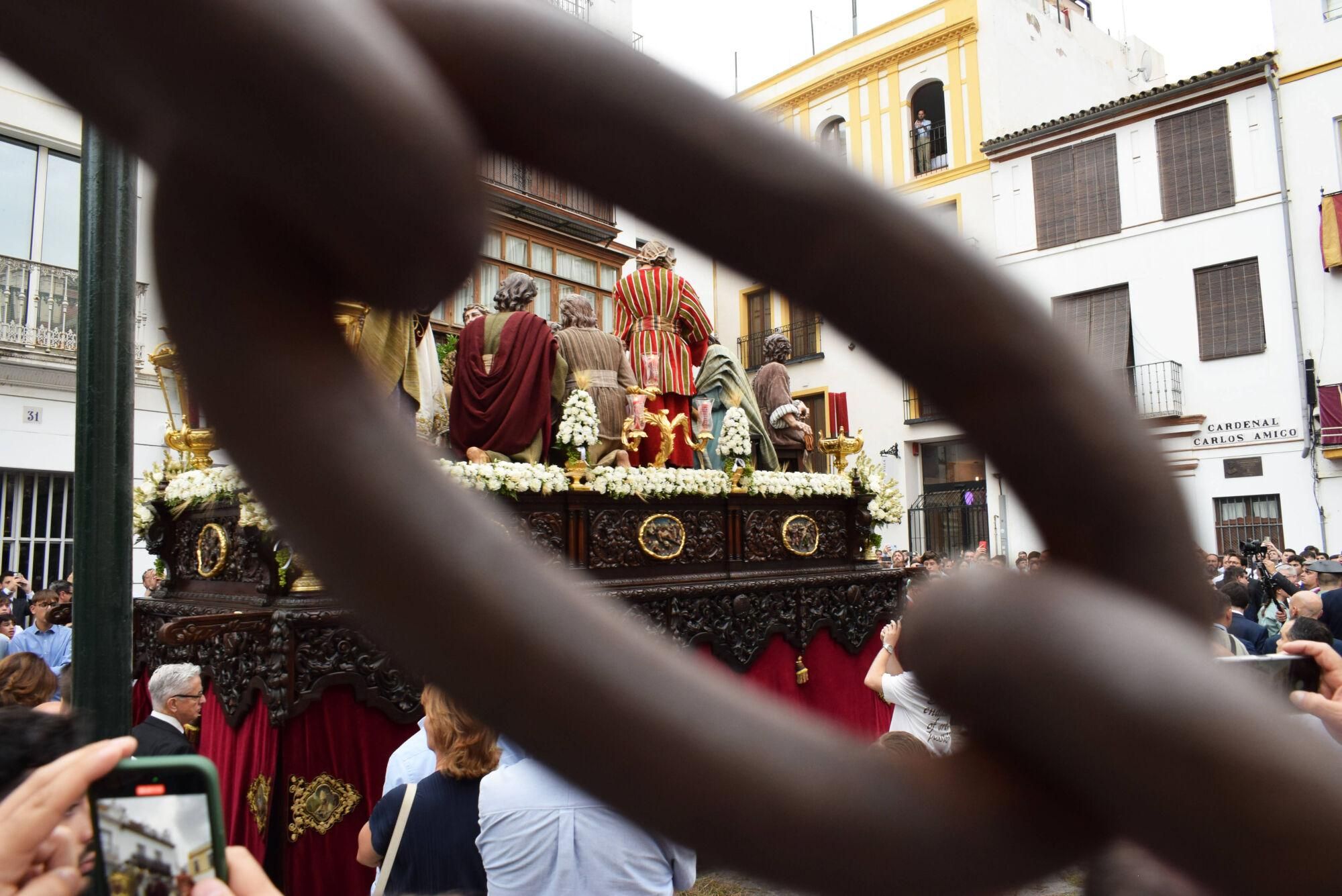 El paso de misterio de la Hermandad de La Cena por la calle Cardenal Carlos Amigo
