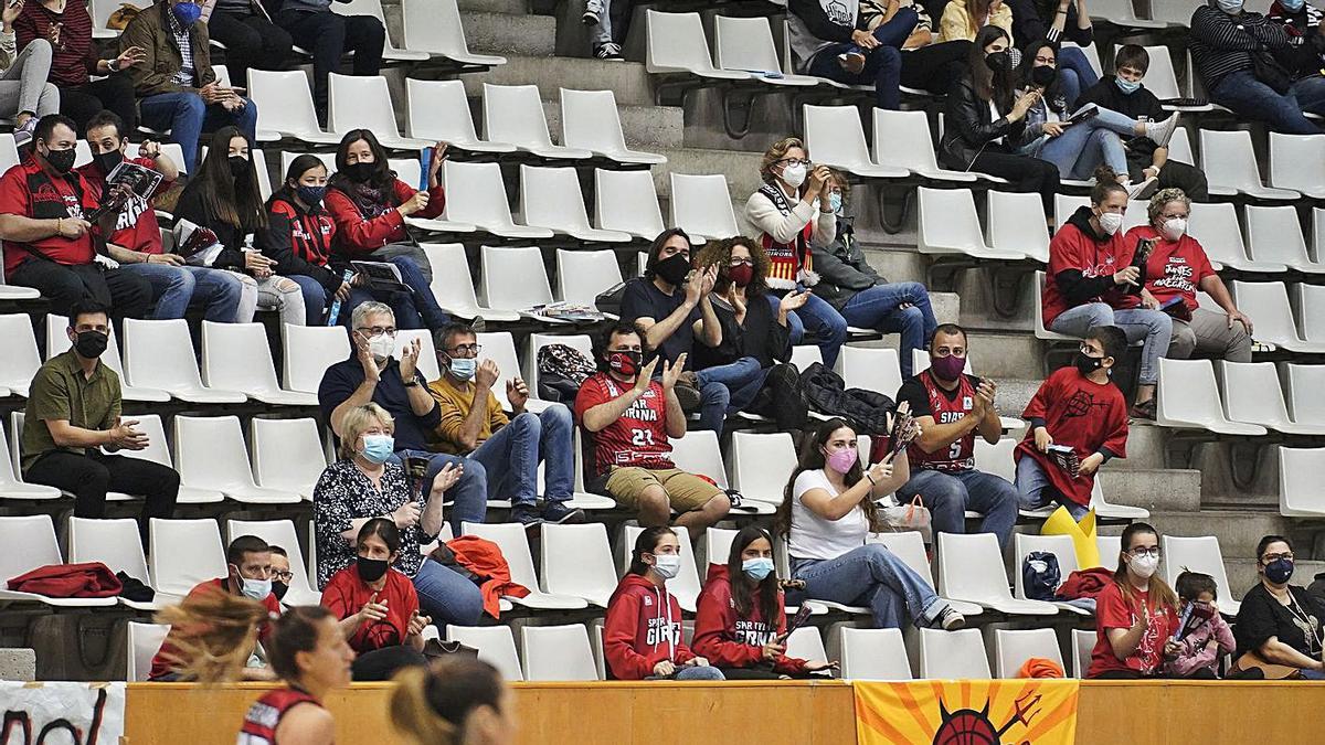 Aficionats a Fontajau durant un partit marcat per les restriccions d’aforament