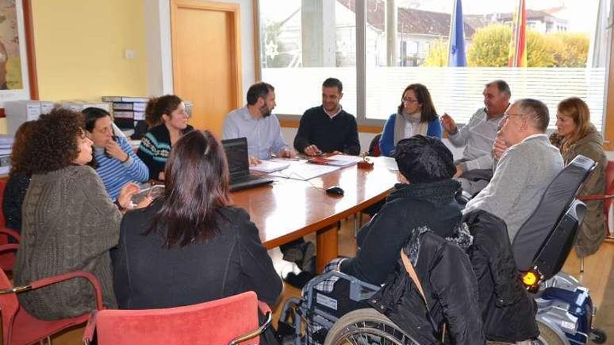Miembros del equipo de gobierno de Salceda y colectivos de discapacitados, en una reunión. // D.P.