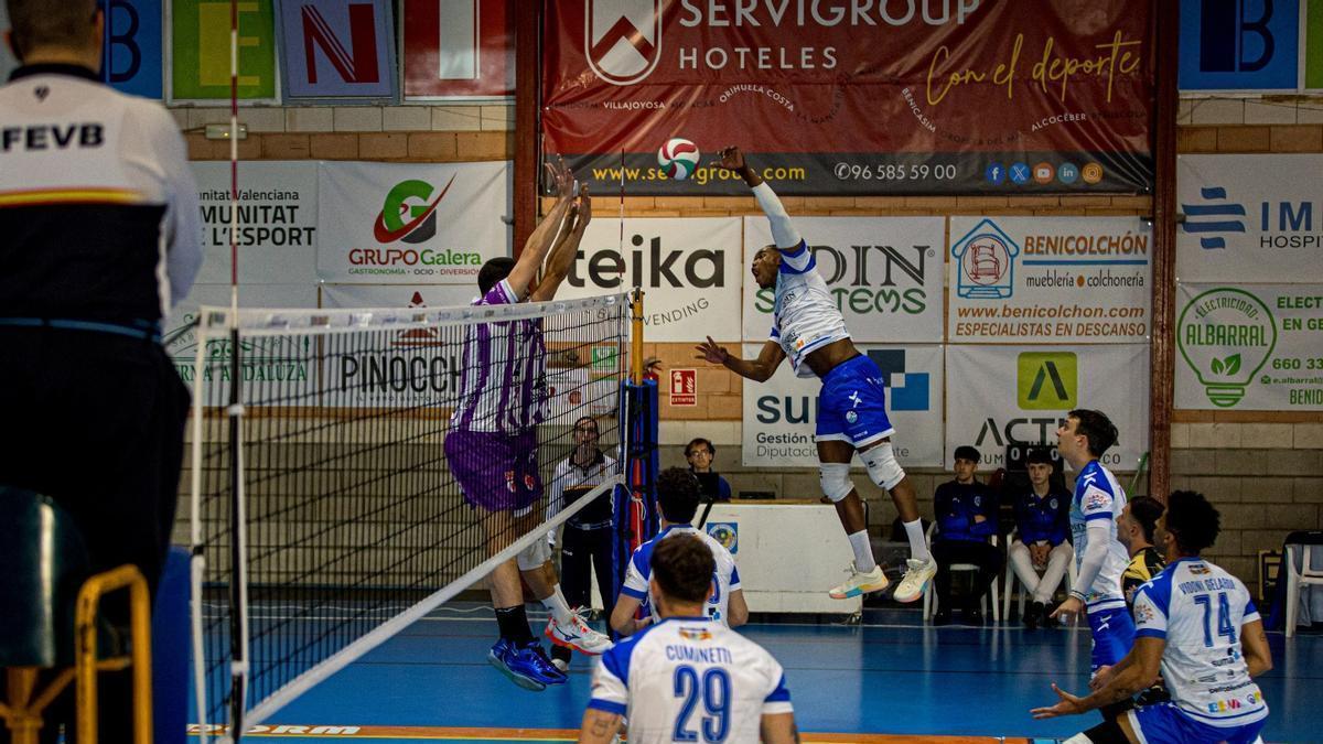 Derrota del Servigroup Benidorm ante Conectabalear CV Manacor (1-3) en un partido condicionado por decisiones arbitrales determinantes.