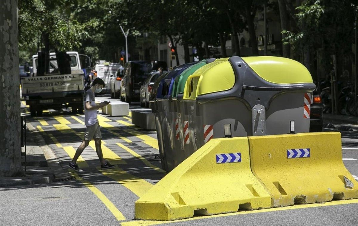 Señales de color amarillo en la calle de Consell de Cent con Pau Claris.