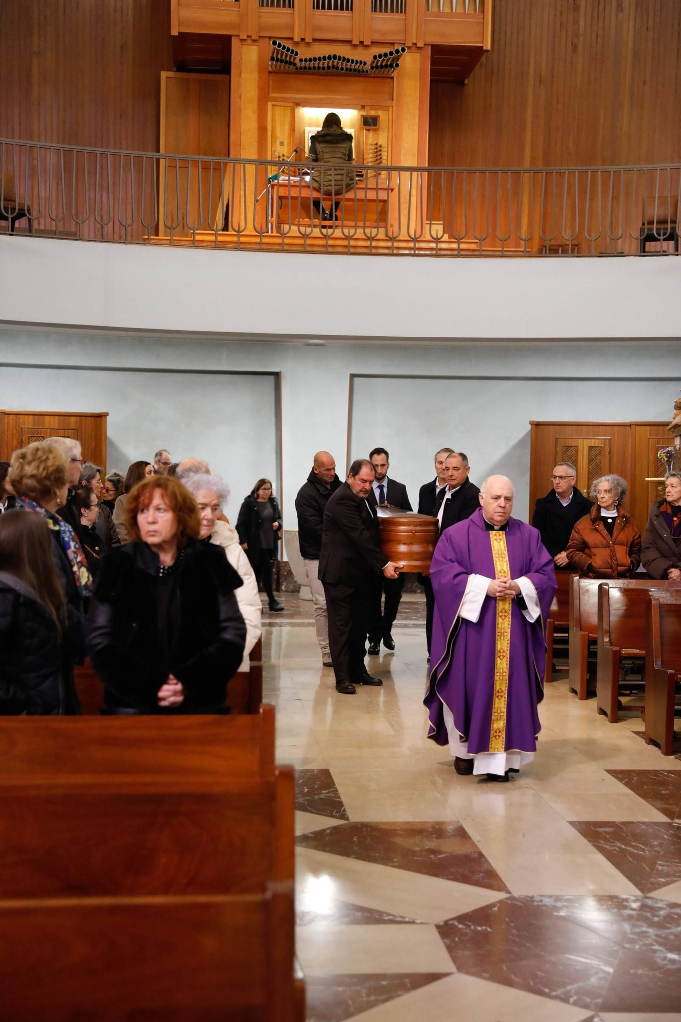 EN IMÁGENES: Funeral de Carmen Villalvilla, histórica directora del colegio Dolores Medio, en la iglesia ovetense de San Francisco de Asís