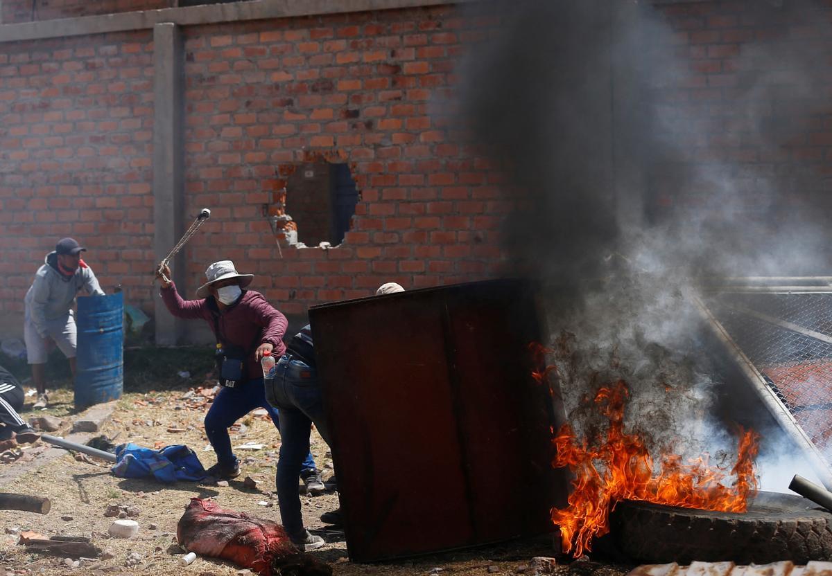 Manifestantes y fuerzas de seguridad se enfrentan durante la protesta que exige elecciones anticipadas y la liberación del expresidente Pedro Castillo.