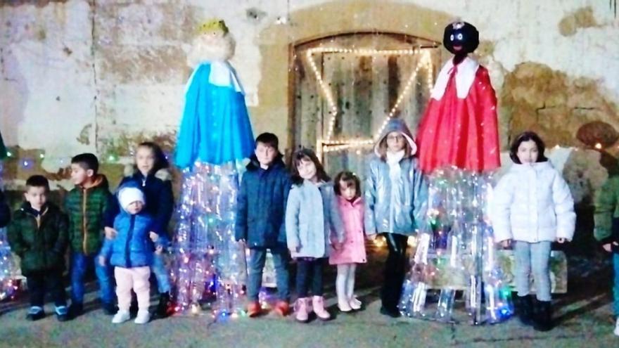 Arriba, los niños de El Piñero con las tres figuras gigantes de los Reyes Magos. En el centro, decoración de una fachada y cuentancuentos infantil. Abajo, el árbol de Navidad y el taller de bolas. | Cedidas