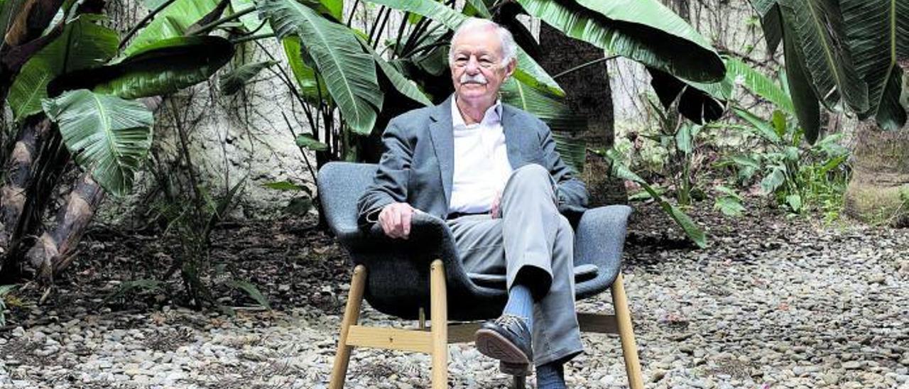 Eduardo Mendoza, en el jardín de la librería 
Casa del Llibre de Barcelona.  maria d’oultrenont