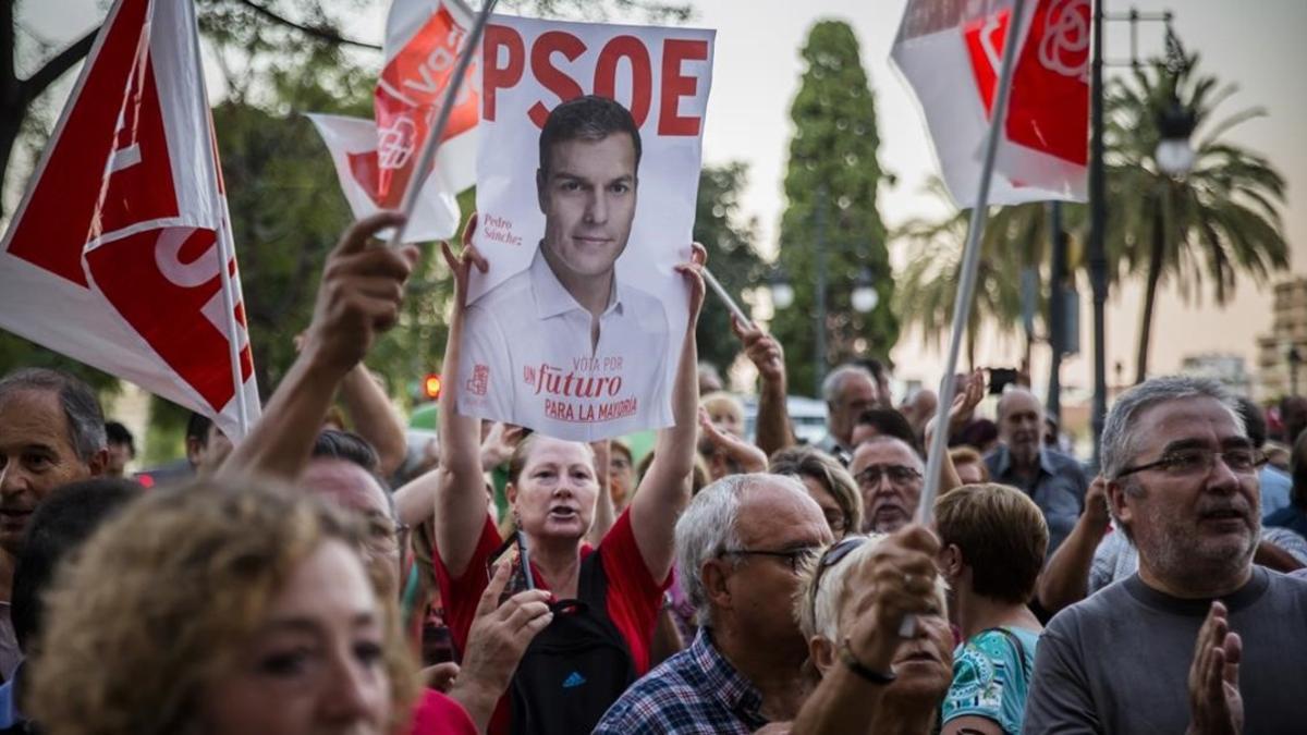 Concentración en València de militantes y simpatizantes socialistas partidarios de Pedro Sánchez.