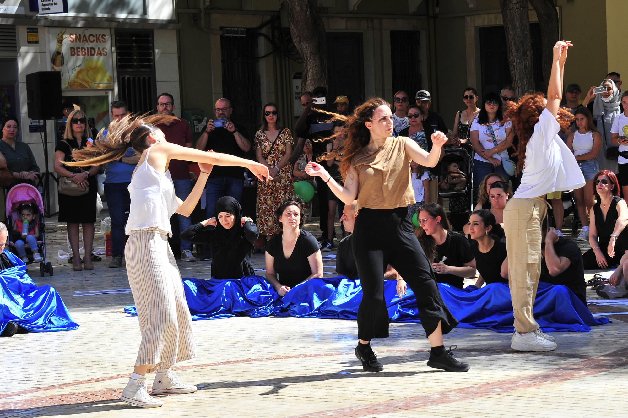 Performance de Elche Acoge por el día del refugiado