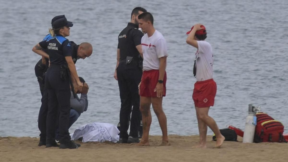 Sanitarios y policías en la playa donde se produjo un ahogamiento.