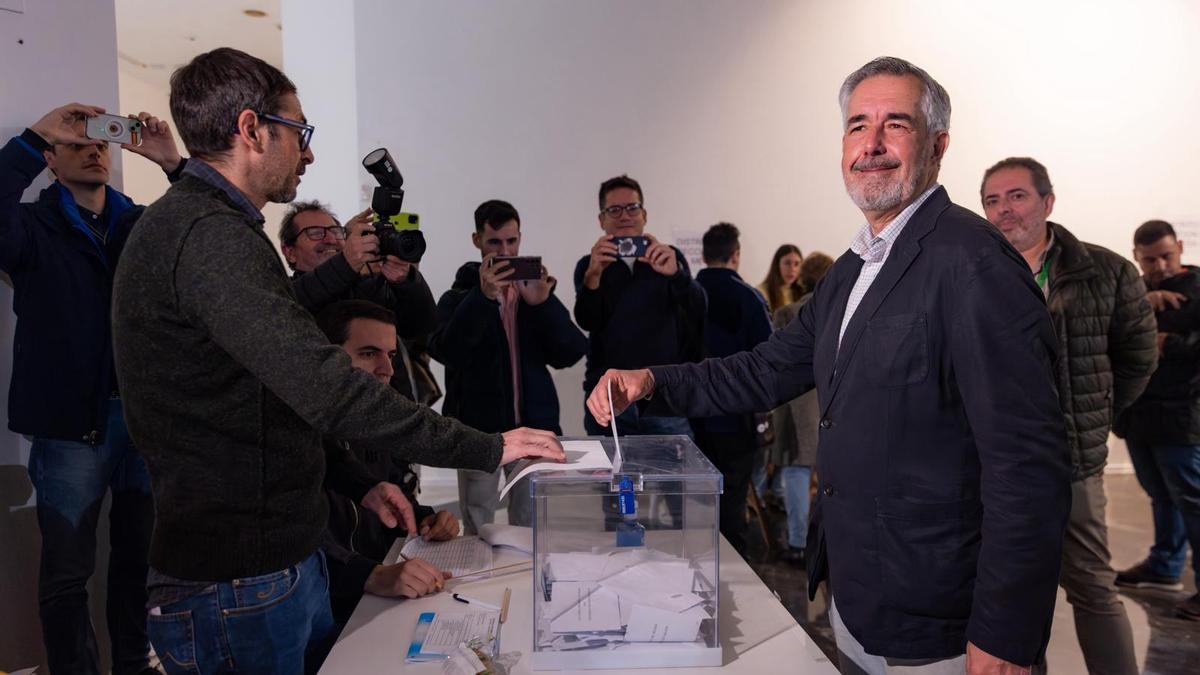 Alvaro Díaz-Mella votando esta domingo