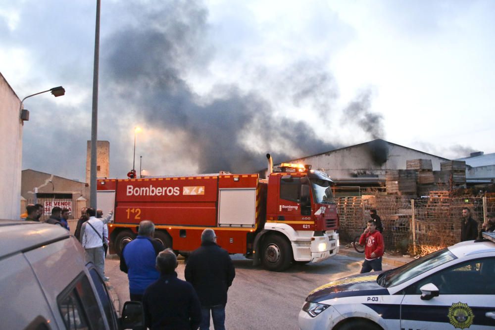 Los bomberos evitan que el fuego afecte a la planta de producción de una empresa de mobiliario de baño en el polígono de Cox