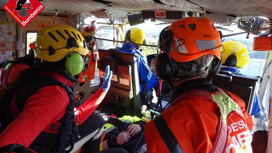 Un helicóptero de extinción cae al pantano de La Vila cuando hacía unas prácticas