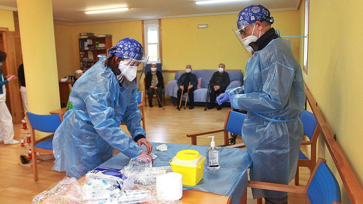 Equipo de vacunación en la vivienda comunitaria Virxen da Rabeda de San Cibrao, en Ourense.   | // I. OSORIO