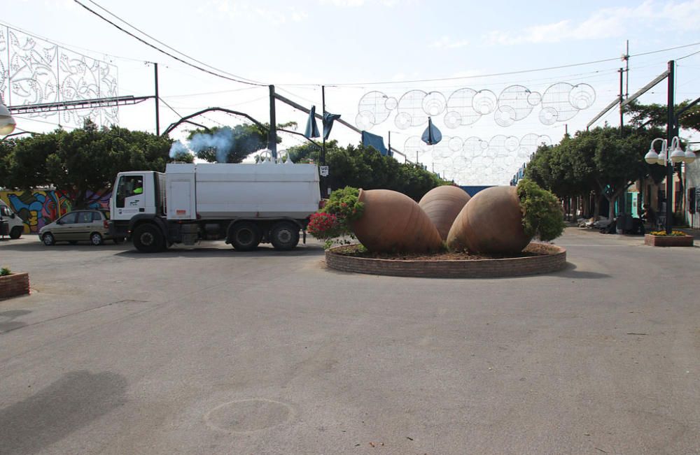 El Cortijo de Torres acelera los trabajos en casetas, calles y portada para ponerse a punto de cara al inicio de la semana de Feria.