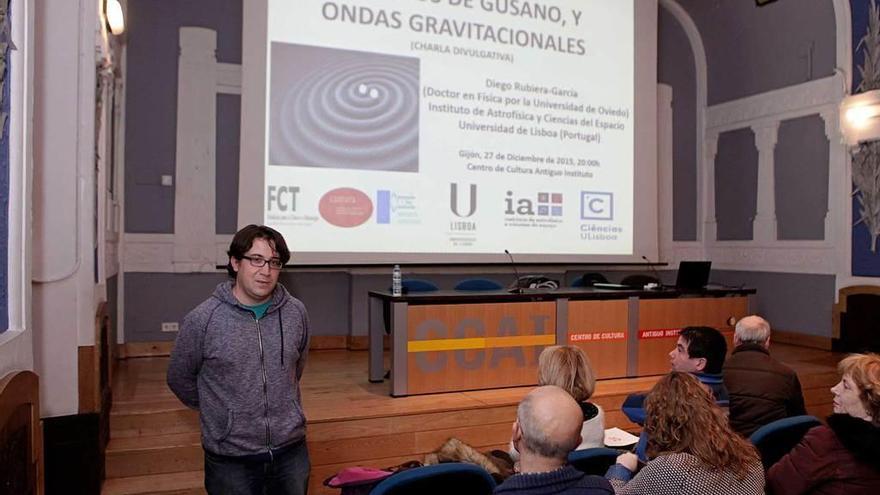 Diego Rubiera habla sobre agujeros negros y ondas gravitacionales