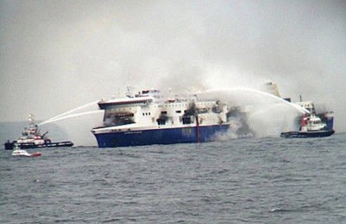 Rescate del ferry italiano incendiado en el Adriático