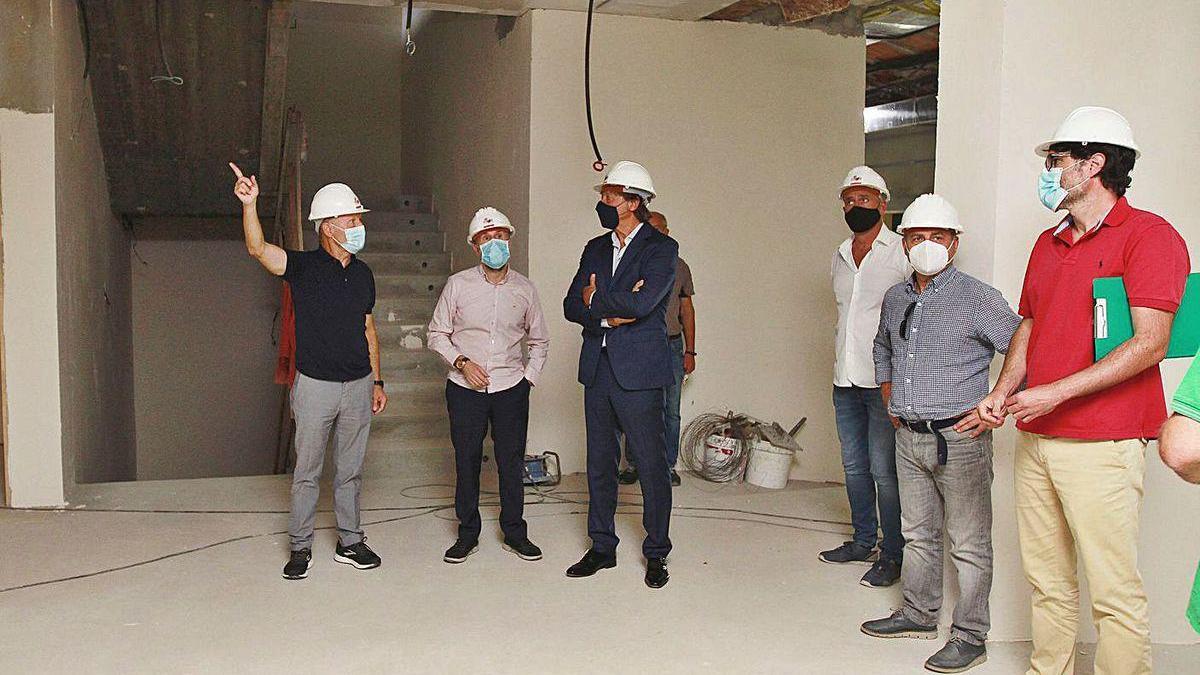 Mario Guede, Gonzalo Pérez Jácome y José Ramón Lete Lasa con los técnicos de la obra.