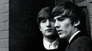 3. John Lennon y George Harrison, en París en 1964.