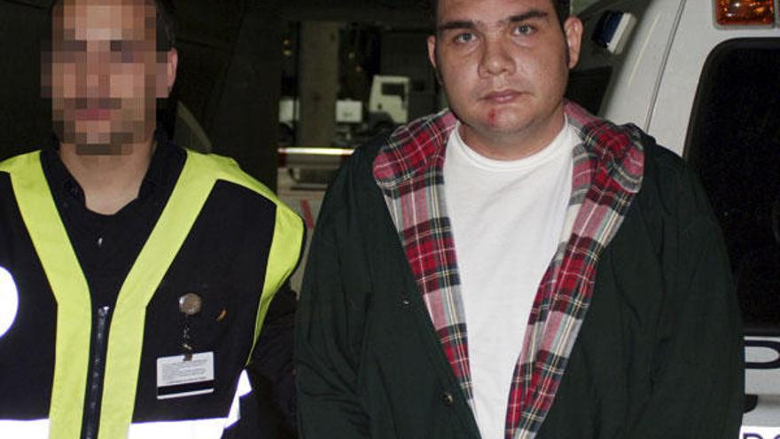 Larrañaga custodiado por un policía a su llegada a España