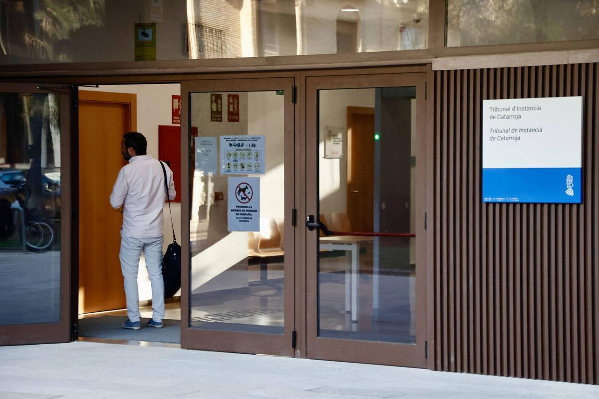 Entrada del Juzgado de Catarroja donde se instruye la causa de la dana.