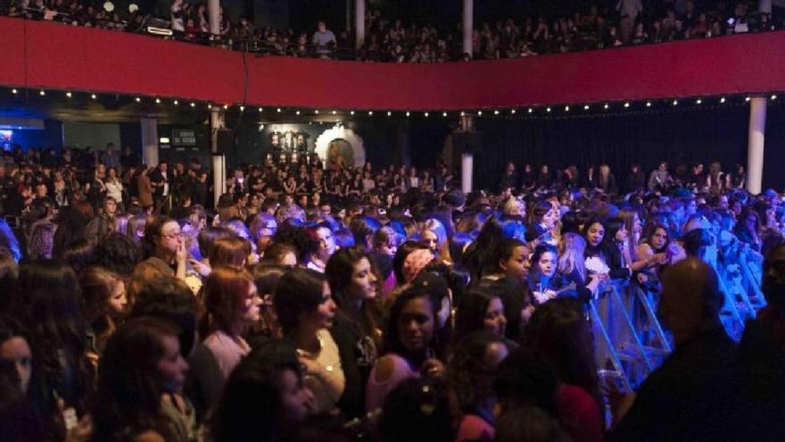 Cientos de personas en la pista de la sala de fiestas de Bataclán