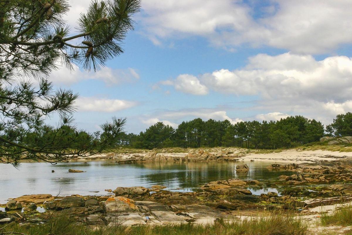 El litoral del Parque Natural de Carreirón, en la isla de Arosa