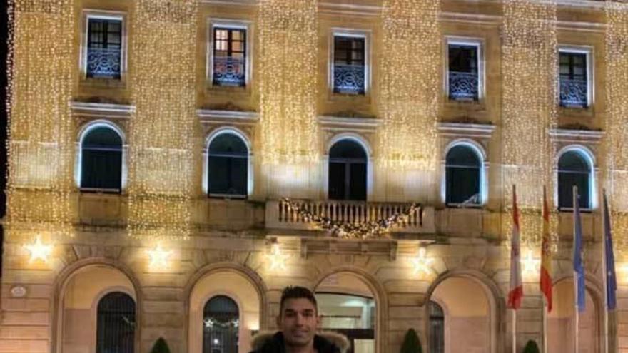 Barral, de visita en Gijón tras asegurar que le gustaría retirarse en el Sporting