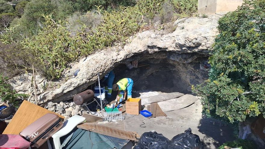 Todas las imágenes de la limpieza de las cuevas de es Soto en Ibiza