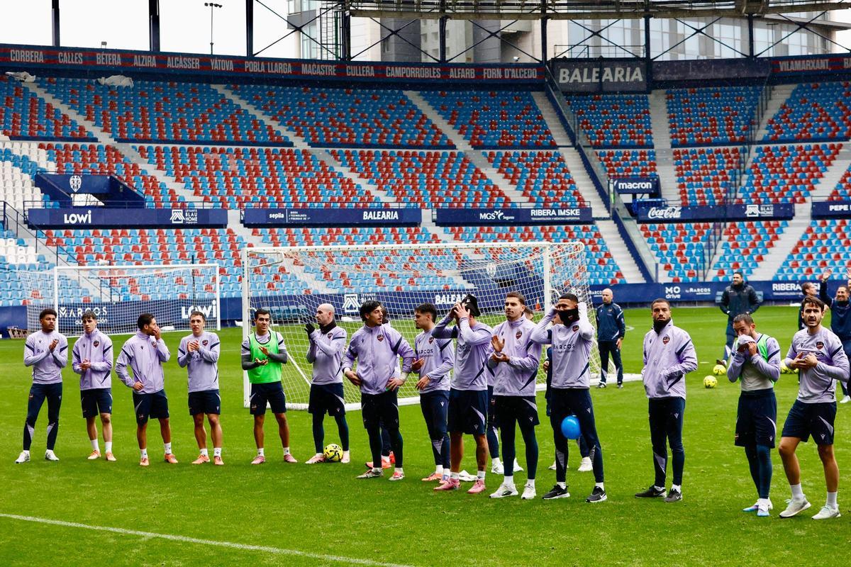 Entrenamiento a puertas abiertas del Levante UD