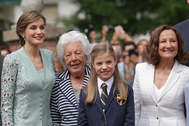Primera Comunión de la Infanta Sofía: Letizia Ortiz junto a su abuela, la Infanta Sofía y su madre