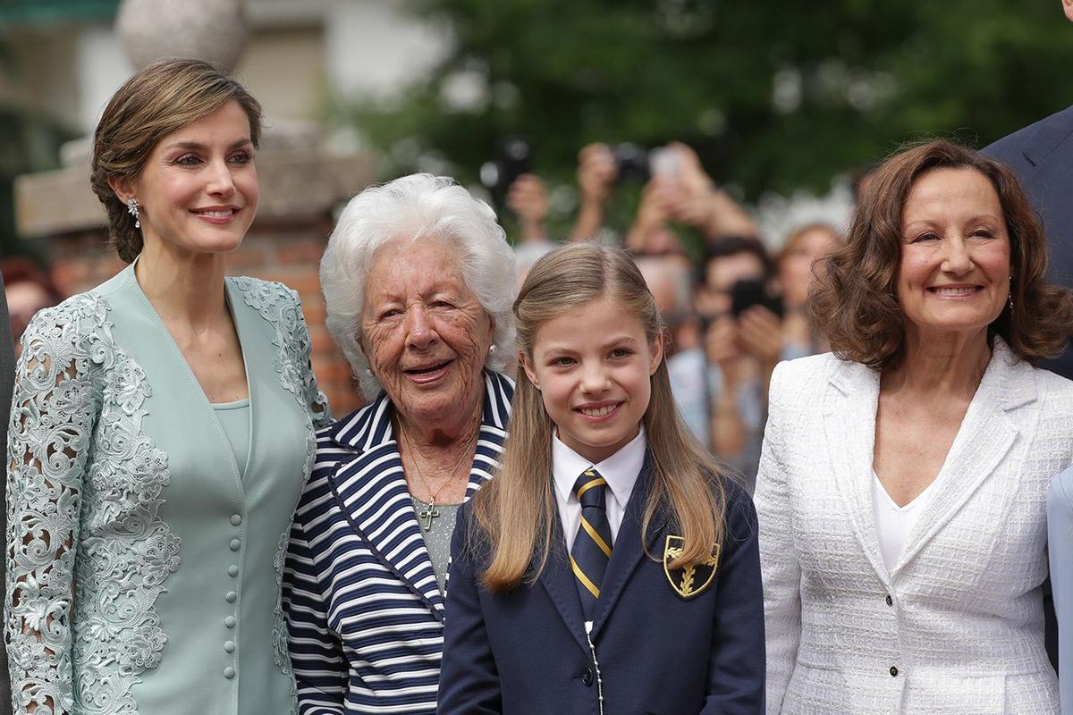 Primera Comunión de la Infanta Sofía: Letizia Ortiz junto a su abuela, la Infanta Sofía y su madre
