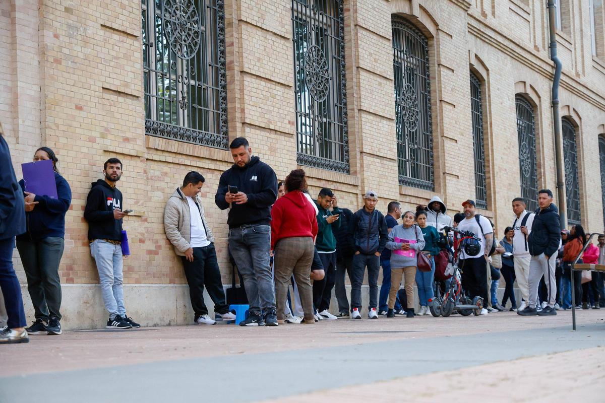 Migrantes hacen con en el edicio de Tabacalera, del Ayuntamiento de València.