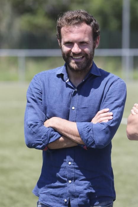 Visita de Mata al campus del Real Oviedo