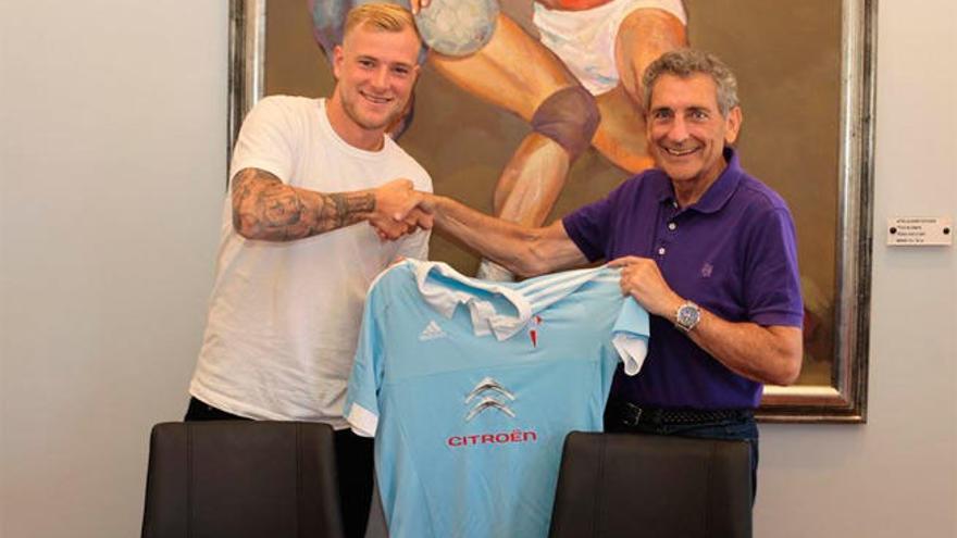 John Guidetti junto a Carlos Mouriño