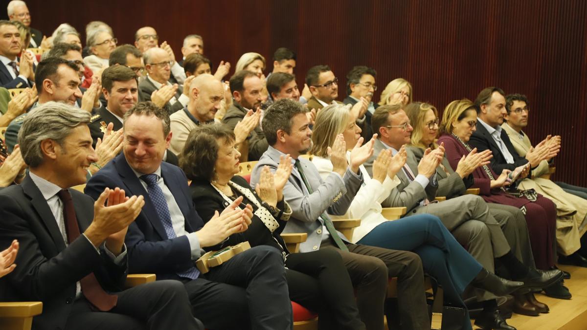 Autoridades, responsables de Diario CÓRDOBA y asistentes al acto aplauden a los premiados.