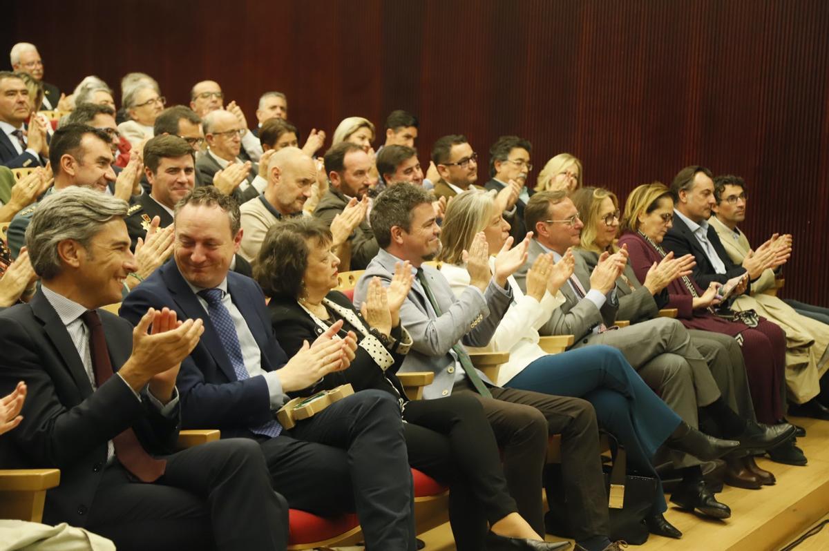 Autoridades, responsables de Diario CÓRDOBA y asistentes al acto aplauden a los premiados.