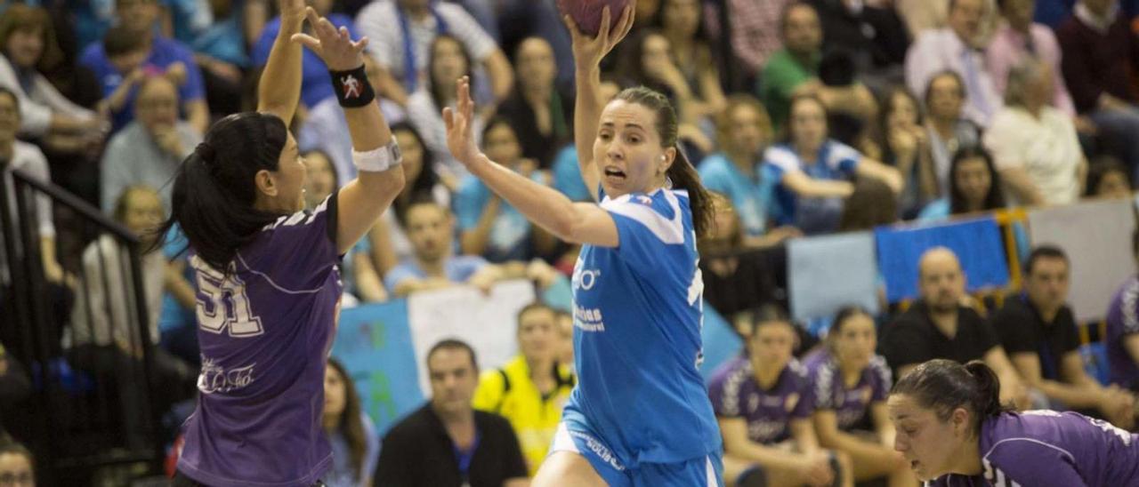 Alicia, capitana del Oviedo Femenino, defendida por Vanessa, de La Calzada, en la fase de ascenso de 2015 disputada en Pumarín y último enfrentamiento de estos equipos en categoría nacional. |