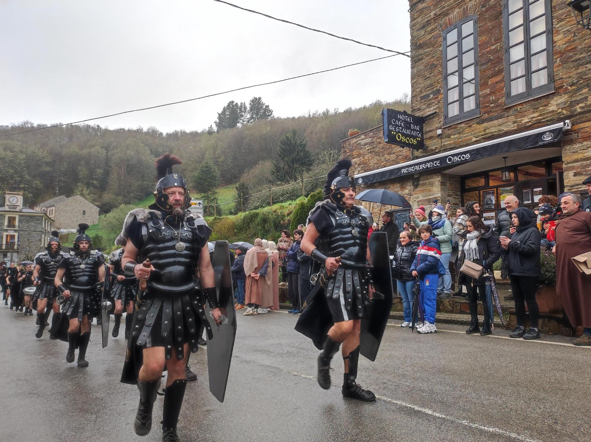 En imágenes: El espectacular vía crucis viviente de Villanueva de Oscos