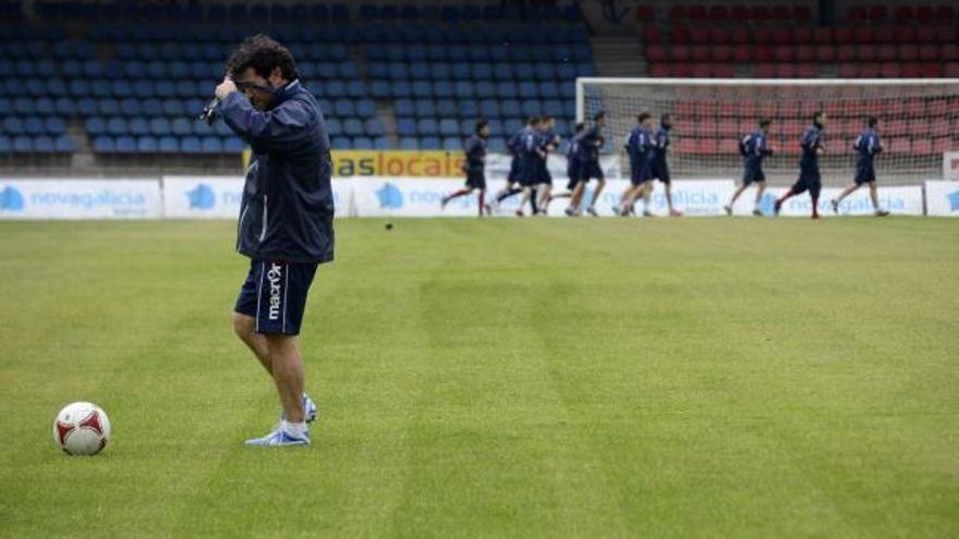 Los jugadores del Ourense realizan el calentamiento en un entrenamiento del Ourense en O Couto. // Brais Lorenzo