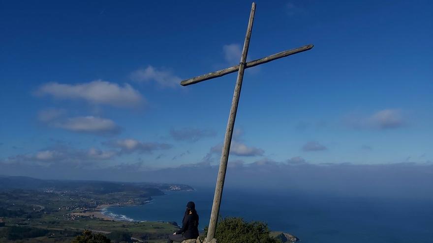 Ruta al pico La Forquita: un camino por el bosque con vistas al mar