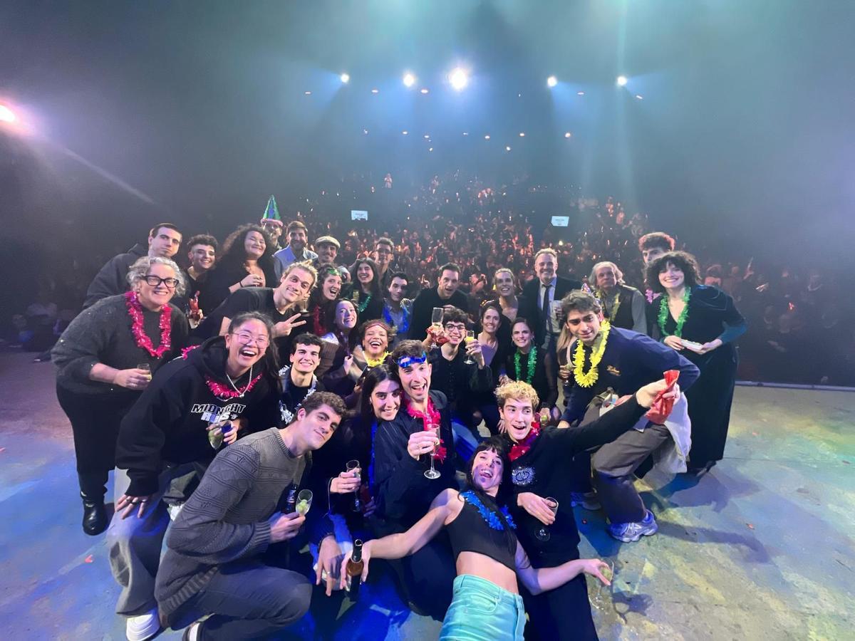 El equipo de 'Germans de sang' da la bienvenida al 2026 en el Condal.